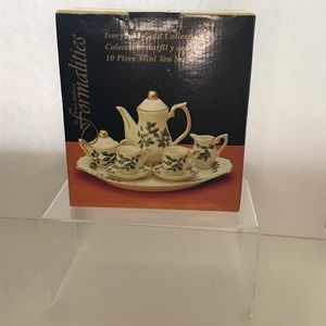 NIB - BRAUN BROTHERS FORMALITIES - Mini Tea Set 10 pc W/Gold Trim & Holly Leaves